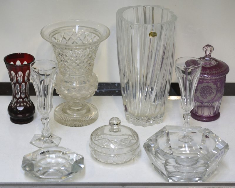 Een lot glas en kristal, bestaanden uit enkele vazen, twee fluitglazen, twee asbakken en twee drageoirs.