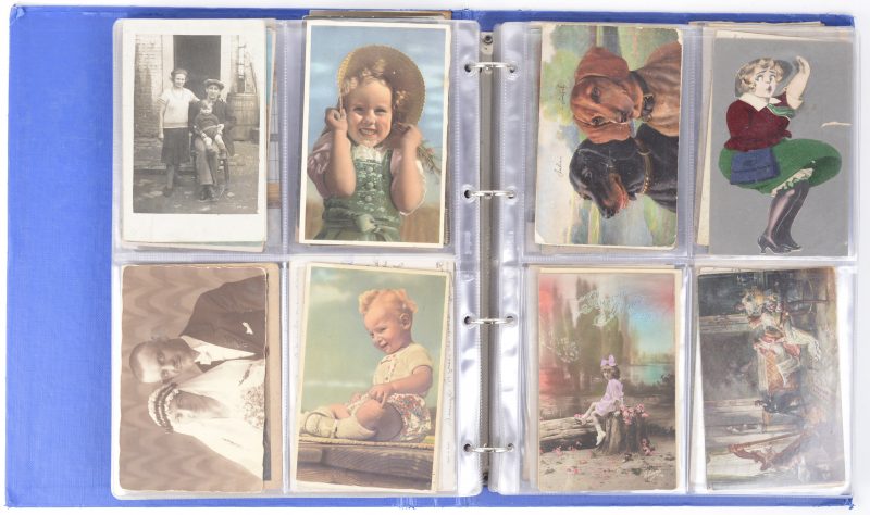 Een album met 232 prentbriefkaarten uit het begin van de XXste eeuw.