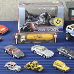 Een lot miniatuurauto’s (Matchbox, Burago enz.). Een moto in oorspronkelijke blister, een blikken locomotief en een spel met plastic varkens.