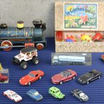 Een lot miniatuurauto’s (Matchbox, Burago enz.). Een moto in oorspronkelijke blister, een blikken locomotief en een spel met plastic varkens.