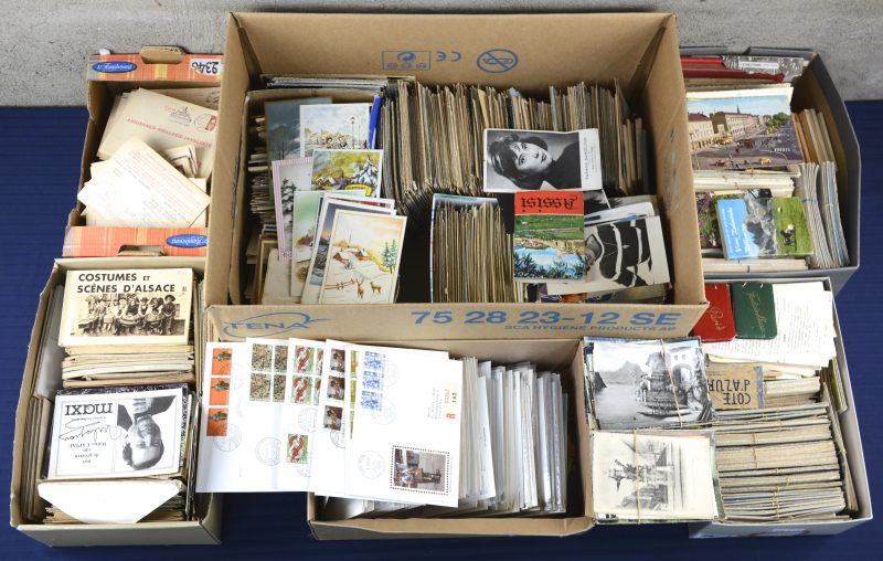 Een groot lot prentkaarten e.a. (meer dan 2000 stuks), meer dan 400 postkaarten van Assurance, Vieillesse, Invalidité Luxembourg met diverse Europese postzegels.