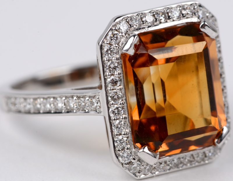Een 18 karaats wit gouden ring bezet met diamanten met een gezamenlijk gewicht van ± 0,40 ct. en een citrine van ± 6 ct.