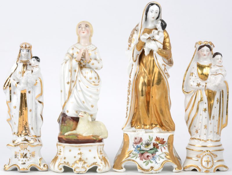 Vier beeldjes van meerkleurig en verguld Brussels porselein, waarbij drie voorstellingen van Maria met kind en een voorstelling van het Lam Gods. (Laatste met restauratie).