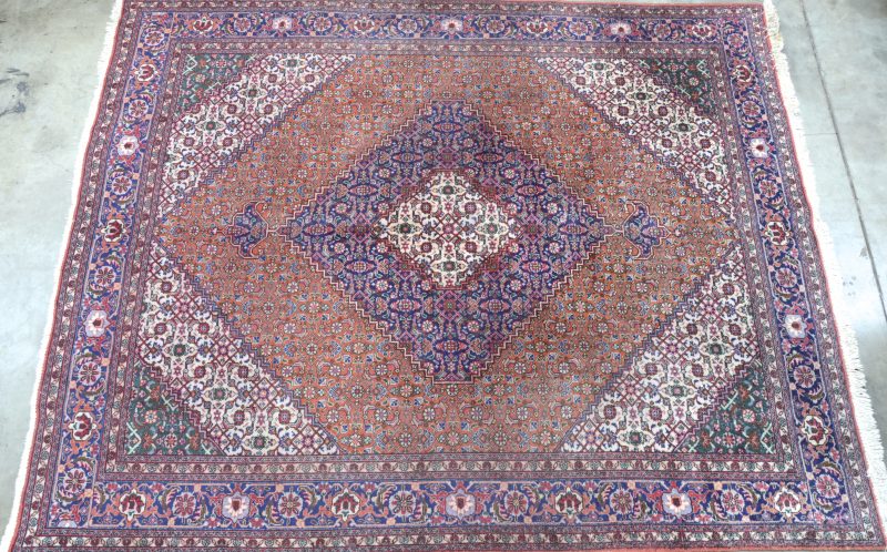 Een handgeknoopt Perzisch wollen tapijt. Te meten.
