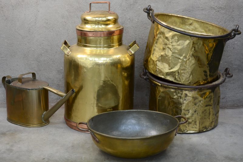 Een lot geel koper, bestaande it twee ketels, een gieter, een melkkit en een pan.