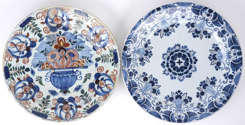 twee verschillende schotels van Delfts aardewerk, resp. met een blauw en wit en een meerkleurig decor. Het eerste XIXe eeuw, het andere XVIIIe en gerestaureerd.