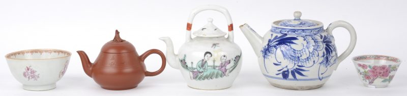Een lot Chinees porselein, bestaande uit drie theepotjes en twee waterkommetjes. XIXe en XXe eeuw. Eén kommetje met haarscheur.