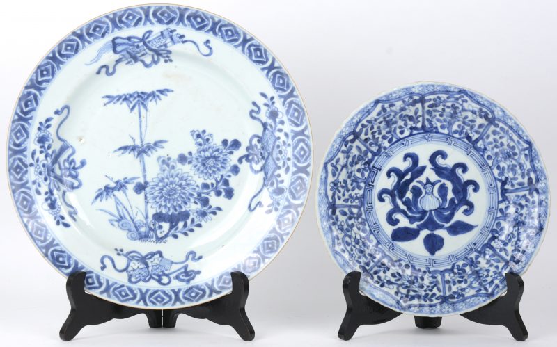 Een groot en een klein bord van Chinees porselein met een blauw en wit bloemendecor. Tweede deel XIXe eeuw.