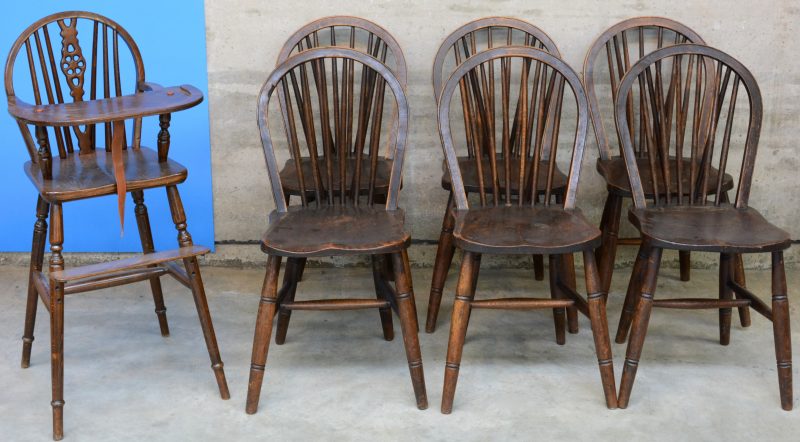 Een serie van zes eikenhouten Windsorstoelen. Engeland, XIXde eeuw. We voegen er een recentere kinderstoel in dezelfde stijl aan toe.