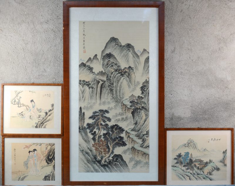 Vier Chinese taferelen op zijde: een groot landschap met waterval (75 x 35 cm), een klein landschap (13 x 18 cm), twee voorstellingen van geishas (18 x 22,5 cm).