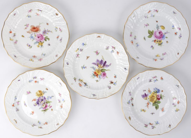 Een serie van vijf porseleinen borden met diverse bloemendecors. Vleugel versierd met vlechtwerk en getorste ribben. Onderaan gemerkt met de zwaarden in blauw onder glazuur. Meissen XIXde eeuw.