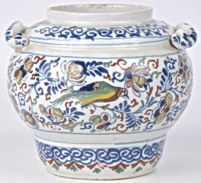 Een vaas van polychroom aardewerk versierd met bloemen en vogels, met twee gevlochten oren. Delft, begin XVIIIde eeuw. Gemerkt met de Griekse A.