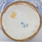 Een vaas van Delfts aardewerk met een blauw en wit decor van vogels in een landschap. Gemerkt van De Clauw.