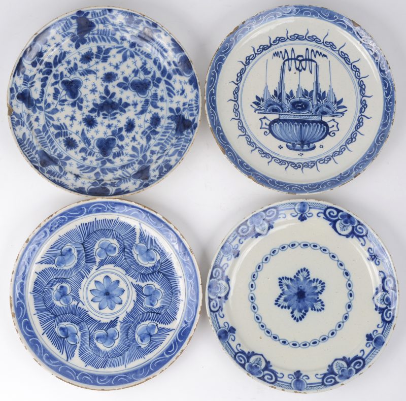 Vier diverse pannenkoekborden van blauw en wit aardewerk met verschillende decors. XVIIIde-XIXde eeuw.