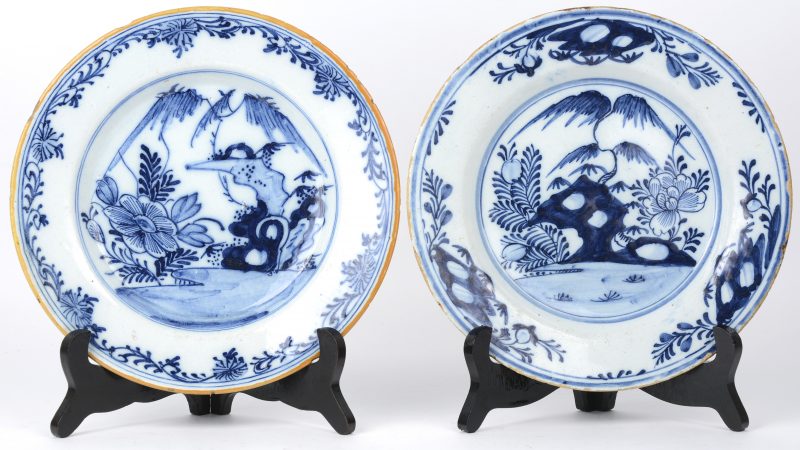 Een paar borden van blauw en wit aardewerk met decor van Chinese rotstuinen. Delft, XVIIIde eeuw.