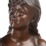 ‘Meisje met duifjes’. Een bronzen beeld, gesigneerd.
