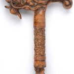 Een Chinese wandelstok van gesculpteerd hout met een handgreep in de vorm van een draak.