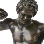 “Musicerende Sater”. Een beeld van bruingepatineerd brons.