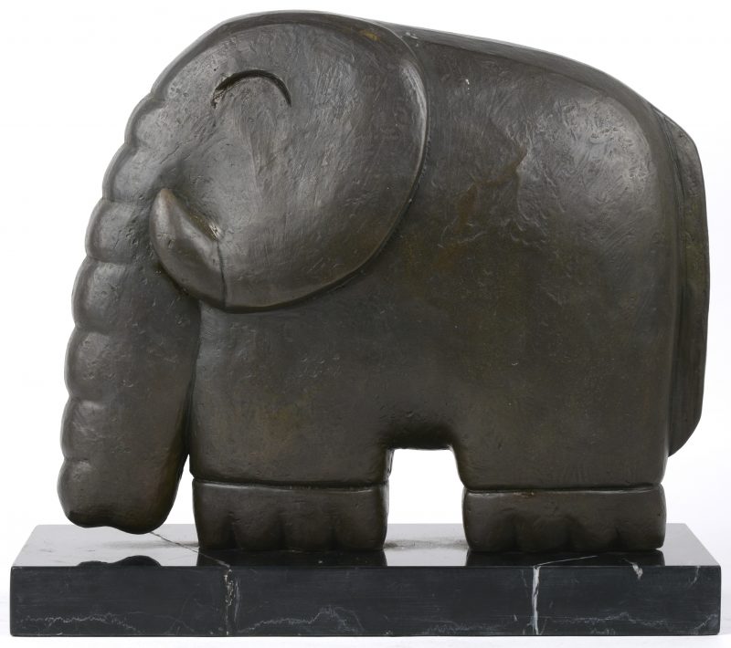 Een gestileerde bronzen olifant op een zwart marmeren sokkel.