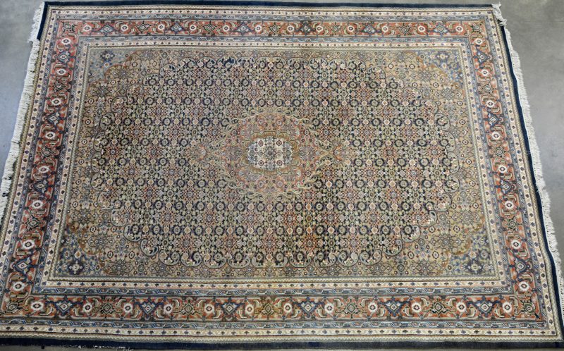 Een Oosters handgeknoopt tapijt van wol. Geometrisch centraal medaillon.
