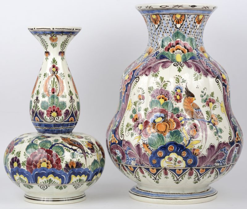Twee verschillende vazen van meerkleurig Hollands aardewerk, versierd met een bloemendecor. Onderaan gemerkt.