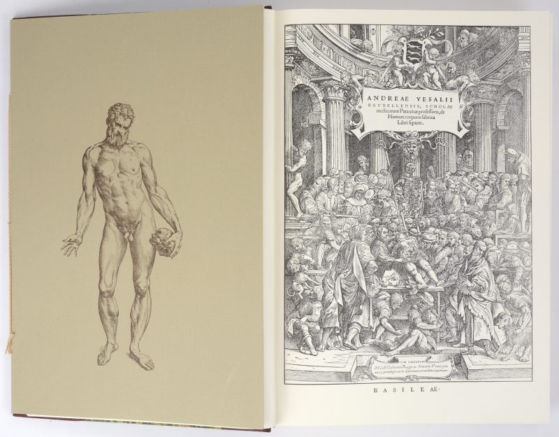 “De Humani Corporis Fabrica”. Een heruitgave van het bekende werk van Andreas Vesalius. Uitgave uit 1975 met intruductie door G. A. Lindeboom. In stofhoes.