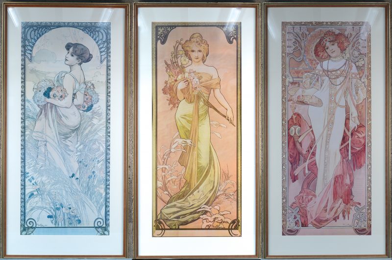 Drie panelen met reproducties van de vier seizoenen van Mucha.