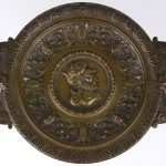 Bronzen tazza  met relief en data 1864 - 1889.