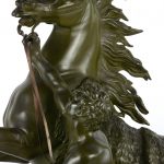 “De paardenmenner”. Een groep van groengepatineerd brons naar één van de voorstelling ven “Les chevaux de Marly” van Coustou.