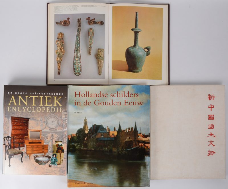 Een lot van vier boeken: - Antiek encyclopedie.- Colecting Oriental antiques- Historical relics, unearthed in New China- Hollandse schilders in de gouden eeuw.
