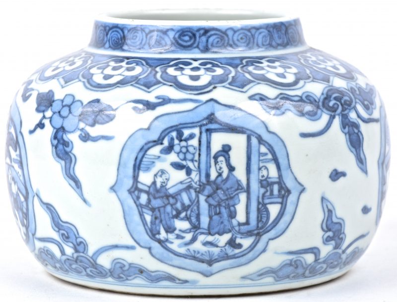 Een ronde platte vaas van blauw en wit Chinees porselein met een decor van personages in cartouches.