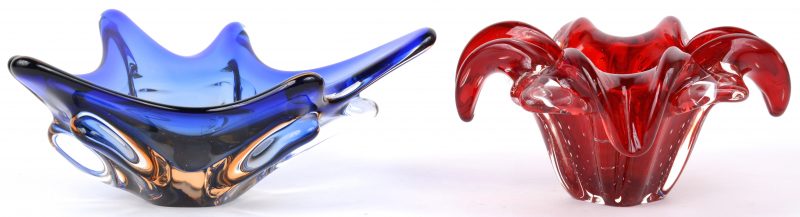 Twee designschalen van resp. rood en blauw glas in de stijl van Murano.