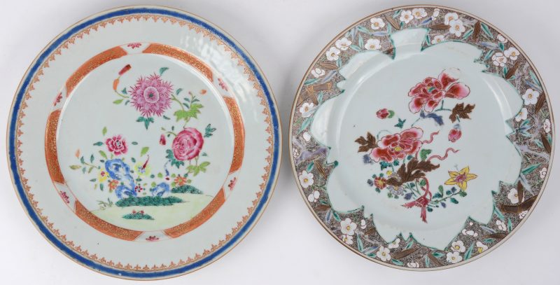 Twee verschillende borden van meerkleurig Chinees porselein.