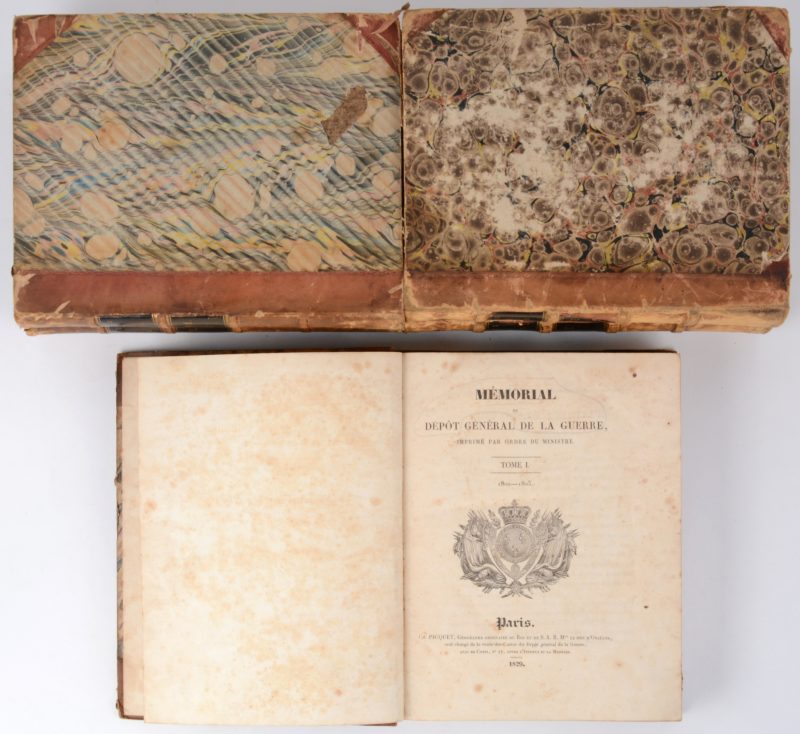“Mémorial du Dépôt Général de la Guerre”. In 5 volumes. Ed. Ch. Piquet Paris 1829. Met talrijke uitvouwbare kaarten in goede staat. Halflederen banden.