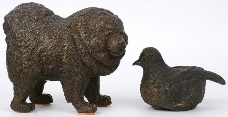 Een hondje en een duif van bruingepatineerd brons. Japans werk.
