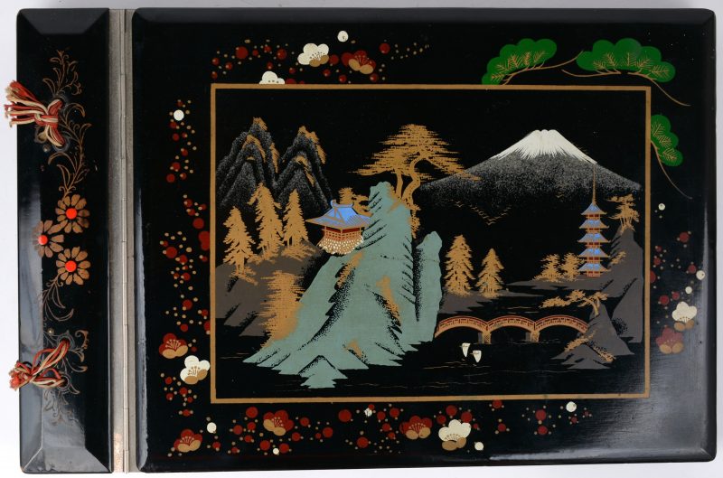 Een Japans album van zwartgelakt hout met ingebouwde muziekdoos.