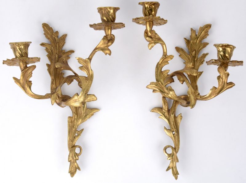 Een paar vergulde bronzen appliques Lodewijk XV-stijl.