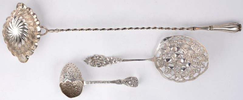 Een lot zilveren voorwerpen, bestaande uit een suikerschep, een theezeef en een punchlepel. Allen gemerkt. Omstreeks 1900