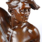 “De tweetandvisser”. Een beeld van bruingepatineerd brons. Gesigneerd.