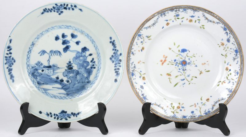Twee porseleinen borden, waarbij een Chinees blauw-wit en een meerkleurig Europees bord met guirlandedecor. Het eerste XIXe eeuw.
