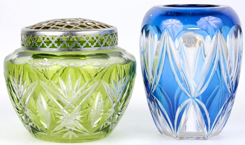 Een vaas en een picque-fleurs van geslepen kristal, resp. blauw en groen gekleurd in de massa. De eerste gemerkt van Val St. Lambert.