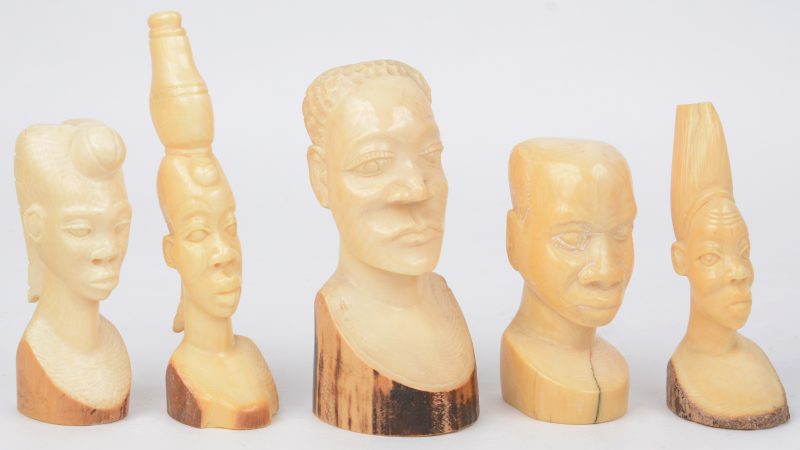 Vijf diverse ivoren bustes. Afrikaans werk, begin XXste eeuw.