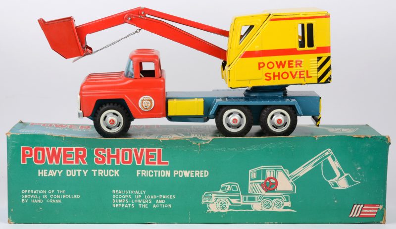 “Heavy duty truck with power shovel”. Meerkleurig blikken speelgoed in originele doos. Japans werk.