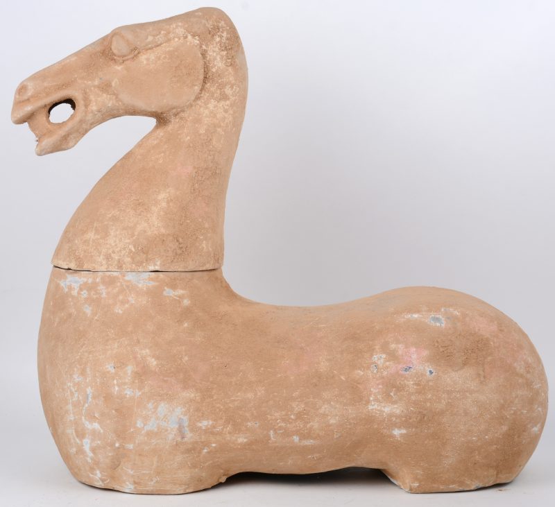 Een terracotta paard naar een voorbeeld uit de Tangperiode. Zonder poten.
