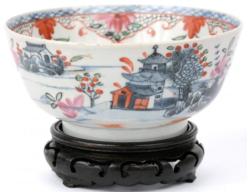 Kleine bowl van Chinees porselein met landschapdecor. Tijdperk Qinglong. Twee haren, met houten sokkeltje.