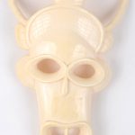 Een lot Afrikaans ivoor, bestaande uit drie verschillende bustes, twee figuren, een visser en een klein maskertje.