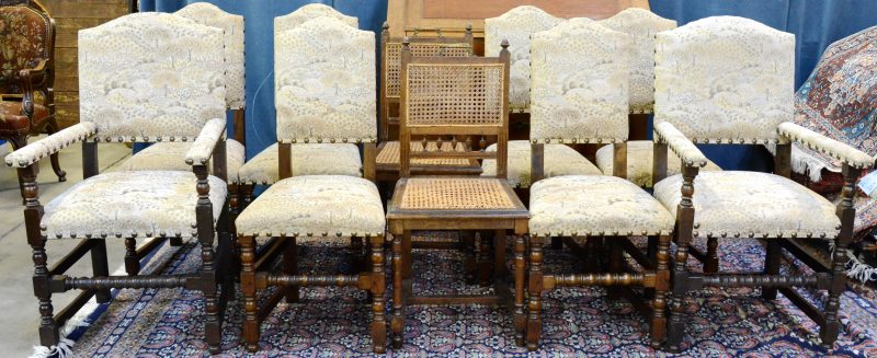 Een reeks van zes stoelen en twee armstoelen van gesculpteerd hout. We voegen er twee afwijkende modellen met rieten zit aan toe.