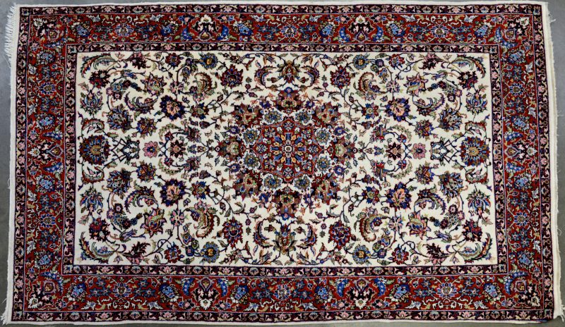 Een Kesjhan tapijt van wol en zijde.