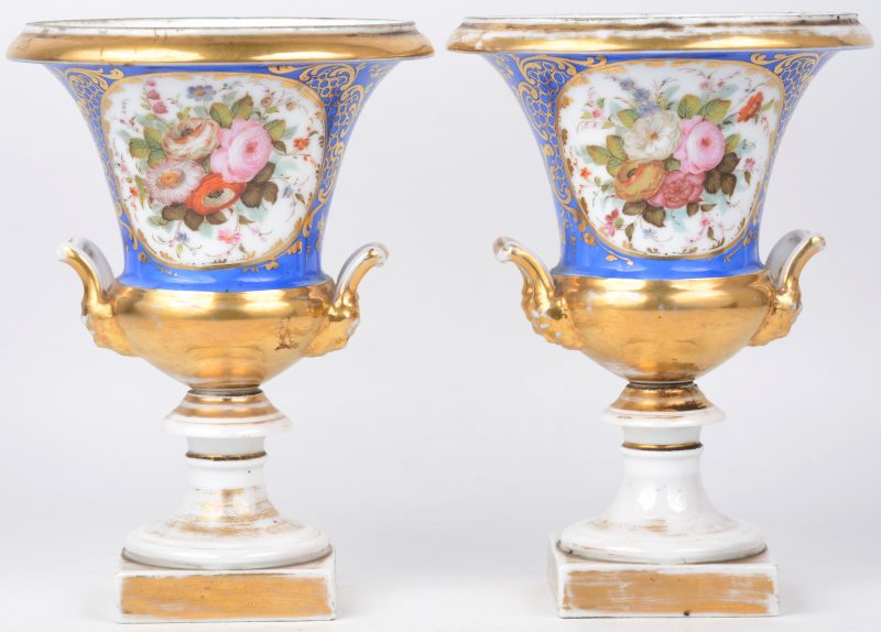Een paar vazen van polychroom porselein. Brussel XIXde eeuw.