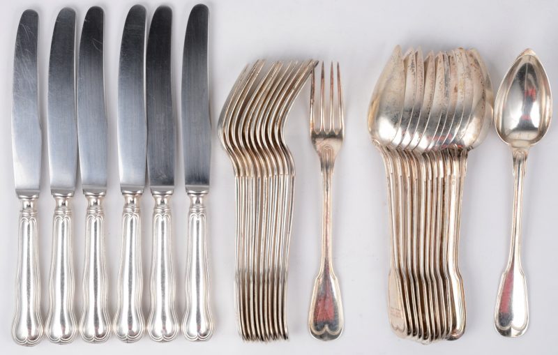 Twaalf zilveren vorken en twaalf zilveren lepels, gemerkt en met gehaltekeur 800‰ (1563 g), evenals zes messen met zilveren heften met hetzelfde merk.